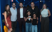 Sofía Caiche con el equipo de la comedia de TC.