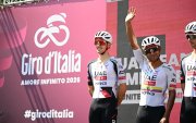 El ecuatoriano Jhonatan Narvaez (c) nuevamente en un podio con distinción en el Giro 2026.