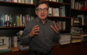 En su primer año, gobierno de Noboa en Ecuador enfrenta críticas por militarización y cambios electorales.