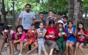 Pedro Freire y los niños de la cooperativa Victoria del Pueblo, que pertenece a Babahoyo. Juntos realizaron el taller y posterior exposición.