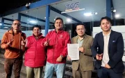 Geovanny Atarihuana, de Unidad Popular; y Santiago Machuca, en el centro, frente al Tribunal Contencioso Electoral.