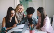 Mujeres jóvenes retrasan tener hijos por incertidumbre económica y laboral persistente.