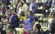 Gloria Barros llegó a la Asamblea Nacional con un vestido inspirado en la bandera de Ecuador previo al Informe a la Nación de Daniel Noboa.