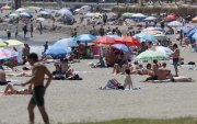 Vista de la playa de La Malagueta este sábado. Andalucía seguirá este sábado con calor, cielos poco nubosos y vientos flojos a moderados de componente este, con intervalos fuertes en Cádiz, donde hay aviso amarillo por rachas ocasionalmente muy fuertes y fenómenos costeros, con levante en el Estrecho. Según la Agencia Estatal de Meteorología (Aemet), las temperaturas mínimas irán en ligero ascenso, las máximas en descenso en el litoral mediterráneo oriental, mientras que el resto seguirán con pocos cambios.-EFE/ Jorge Zapata