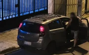 Imagen del automóvil involucrado en la embestida a un adulto mayor.
