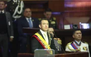 Cuentas oficiales del Gobierno ahora destacan la frase "adelante con firmeza".