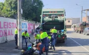 Las autoridades realizan limpieza en barrios del sur de Guayaquil.