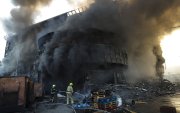 El humo se eleva mientras los rescatistas ucranianos trabajan en el lugar de un ataque ruso contra un centro comercial en Kiev, Ucrania.