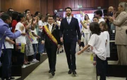 Daniel Noboa y Niels Olsen ingresando al Pleno de la Asamblea, entre vivas y aplausos. No hubo oposición.