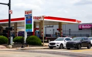 Una gasolinera en Estados Unidos y la tabla de precios.