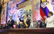 Daniel Noboa en el centro. De izquierda a derecha, Niels Olsen, presidente de la Asamblea; y María José Pinto, vicepresidenta de la República.