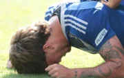 Luca Klimowicz celebra uno de sus goles.