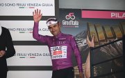 Jhonatan Narváez con el maillot morado de líder de la clasificación por puntos del sábado. Ayer bajó al segundo puesto y se mantiene en pelea.