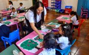 La organización trabaja con estudiantes provenientes de sectores vulnerables de Guayaquil y promueve un modelo educativo basado en la participación familiar, la inclusión y el acompañamiento integral.