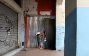 Un hombre ingresó al edificio Multicomercio por una abertura del cerramiento en la calle Eloy Alfaro.