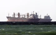 Imagen de archivo de un petrolero cruzando el Estrecho de Ormuz, en Omán.