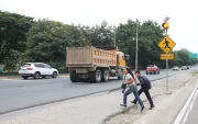 Escena. En el sector, la mayoría de ciudadanos cruza corriendo la vía a la costa. Más adelante hay dos uniformados y un paso cebra casi borrado.