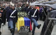 Fotografía de archivo del 13 de agosto de 2025 que muestra integrantes del Batallón Guardia Presidencial cargando el féretro del fallecido senador Miguel Uribe Turbay.