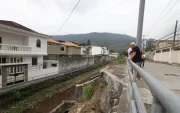 Este es el panorama en Cumbres Bajas de Los Ceibos. La calzada y el canal son apenas algunos de los sitios afectados y no atendidos por las autoridades en años, según denuncian las familias.