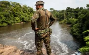 Un soldado del ejercito brasileño durante una ronda en la Amazonía.