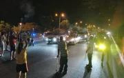Moradores bloquean vía a la costa por muertes en el km 14,5 de Guayaquil.