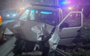 Vehículo impacta contra la barrera metálica en la vía Perimetral, mientras policías y personal de auxilio atienden la emergencia.