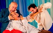 El montaje teatral rescata la esencia crítica y humorística de “Pipo”, uno de los dramaturgos más influyentes del Ecuador, desde una visión fresca y contemporánea.