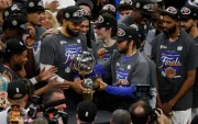 Jugadores de New York Knicks celebran este lunes la conquista de la Conferencia Este de la NBA por primera vez desde 1999.