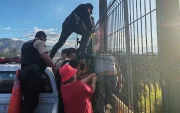 La Policía Nacional evitó una tragedia en el puente del Chiche Nuevo, en el nororiente de Quito.