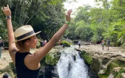 Turistas disfrutan de espacios naturales durante el feriado en Ecuador.