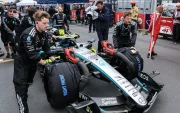 El piloto italiano George Rusell, de Mercedes, es empujado hasta la parrilla de salida antes del Gran Premio de Canadá de Fórmula 1 en el Circuito Gilles Villeneuve en Montreal, Canadá.