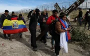 Migrantes ecuatorianos en una simulación del Vía Crucis de Jesucristo, en la frontera con El Paso, Texas, durante el Viernes Santo, vista desde Ciudad Juárez, México, el 29 de marzo de 2024.