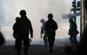 Integrantes de la Policía de Bolivia reaccionan durante una jornada de protestas que exigen la renuncia del presidente de Bolivia, Rodrigo Paz, este lunes en La Paz (Bolivia).