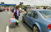 Los comerciantes aprovechan el paso de viajeros en el peaje de vía a la costa, en los feriados, para ofrecer diversos productos.