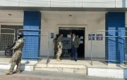 Policía allana Fiscalía en Manta, 26 mayo, tras asesinato de dos secretarios a 100 metros.