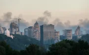El humo se eleva sobre el horizonte de la ciudad tras los ataques rusos contra Kiev, Ucrania, el 24 de mayo de 2026, en medio de la invasión rusa.