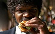En esta escena aparentemente insignficante de Pulp Fiction, Jules (Samuel L. Jackson) come una hamburguesa y el gesto eleva la intensidad de ese momento.