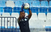 El portero de Emelec, Pedro Ortiz, durante los trabajos de preparación en Guayaquil.