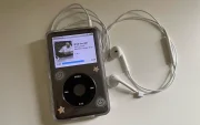 Apple lanzó el primer iPod el 23 de octubre de 2001 bajo el famoso eslogan de "1.000 canciones en tu bolsillo"