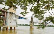 El puente Santay–Durán permanece cerrado y sin señales visibles de recuperación, cinco años después del impacto que lo dejó fuera de servicio.