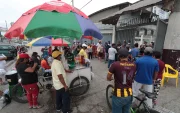 Un grupo de trabajadores informales fuera de una institución en Guayaquil.