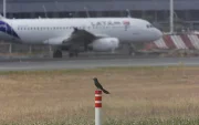 Fotografía de archivo de un avión de Latam en el aeropuerto de Guayaquil.