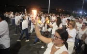 Los residentes usaron velas y linternas para exigir paz.