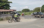 Comerciantes y moradores aseguran que cruzar la vía hacia el Laurel, en Daule, se ha convertido en un “calvario” diario.