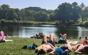 Personas buscan alivio junto al lago durante una jornada marcada por el ‘efecto horno’ que intensifica el calor en Europa.