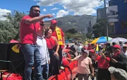 Los dirigentes de Unidad Popular encabezaron el plantón que se convocó en el TCE, norte de Quito, para pedir que se anule la cancelación del movimiento.