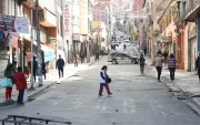 Personas caminan por una vía cerrada durante una jornada de bloqueos por parte de transportistas este martes, en La Paz (Bolivia).