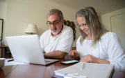 Persona adulta revisa en línea su historia laboral y el detalle de aportes registrados en el sistema del IESS, paso clave dentro del proceso de calificación para la jubilación por vejez.