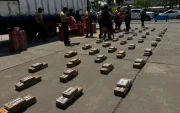 La droga estaba oculta en un camión que cargaba cajas de banano.