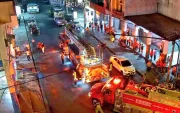Un incendio afecta a un inmueble ubicado en las calles José de Antepara y Alcedo, en el centro de Guayaquil.